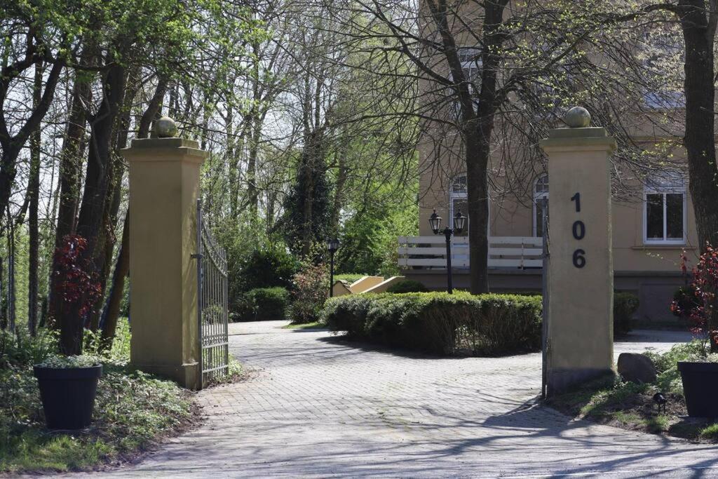 Emily'S Deichbude In Einer Historischen Villa In Dornumersiel Esterno foto